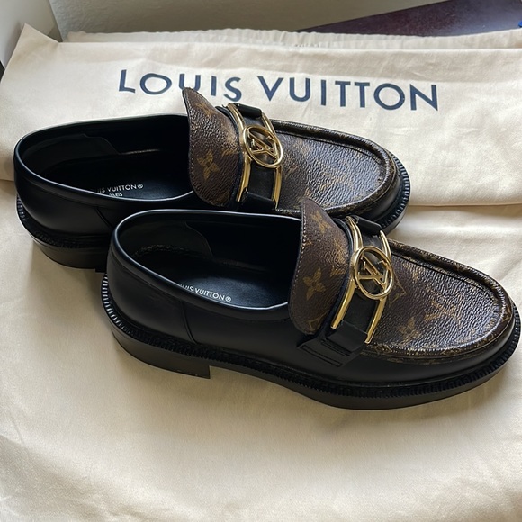 LOUIS VUITTON
Monogram Calfskin Academy Loafers - Picture 3 of 6